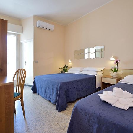 Hotel Oltremar B&B Cattolica Bagian luar foto