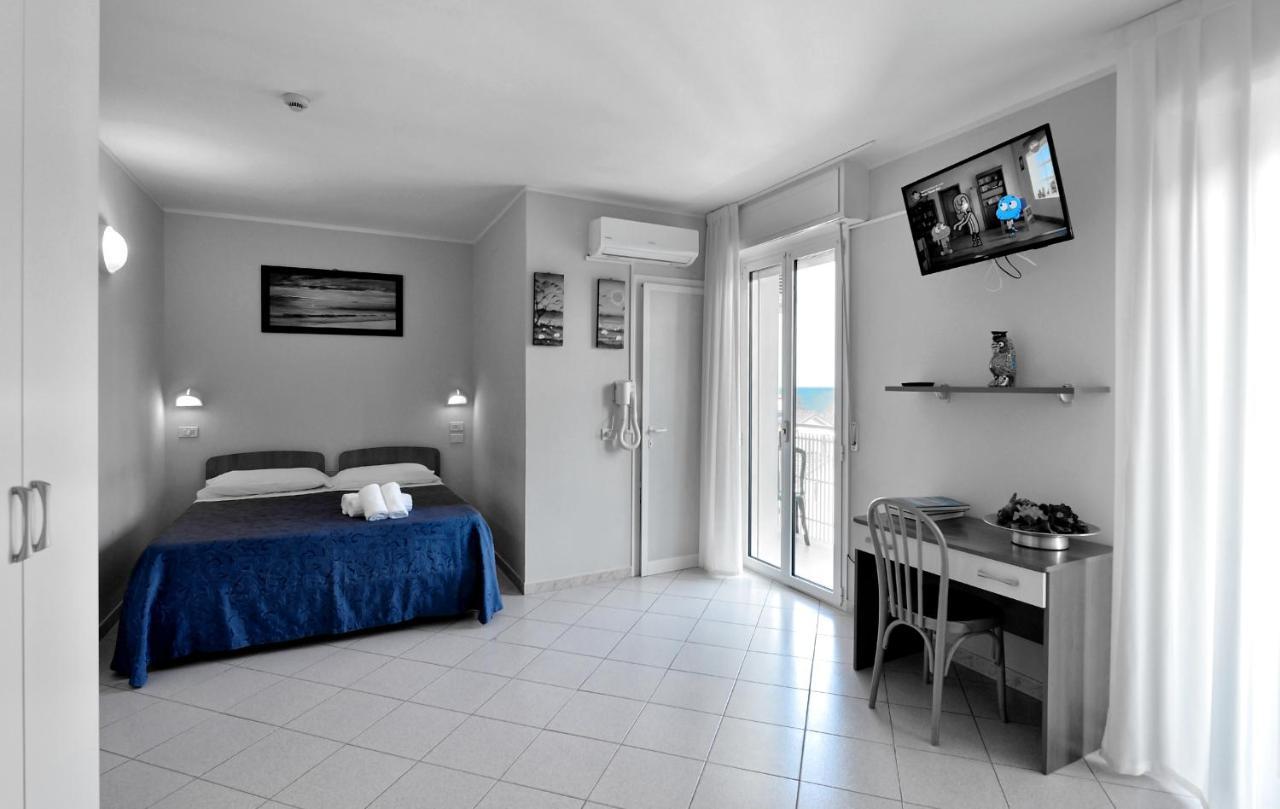 Hotel Oltremar B&B Cattolica Bagian luar foto