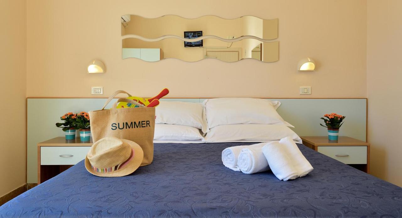 Hotel Oltremar B&B Cattolica Bagian luar foto