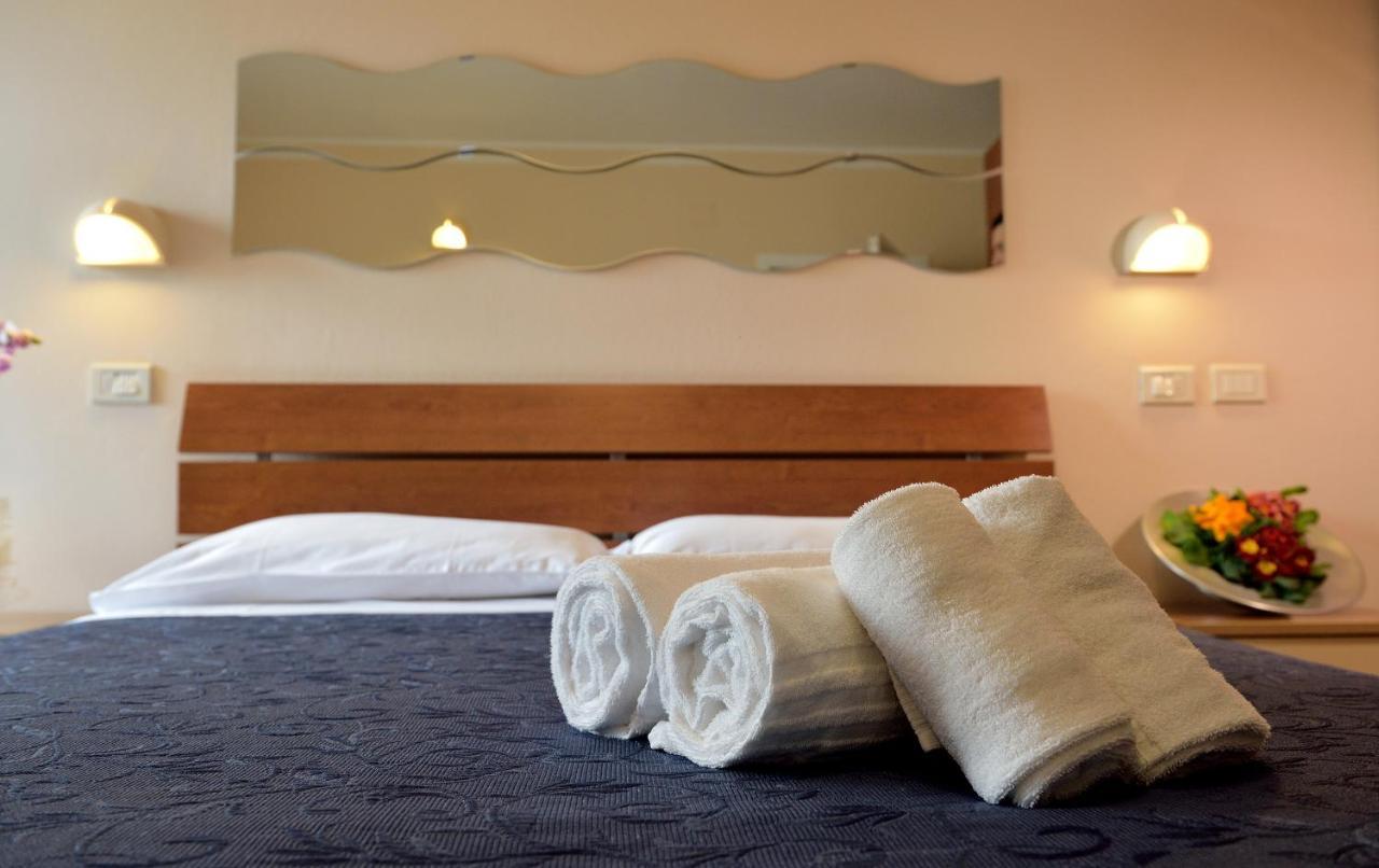 Hotel Oltremar B&B Cattolica Bagian luar foto