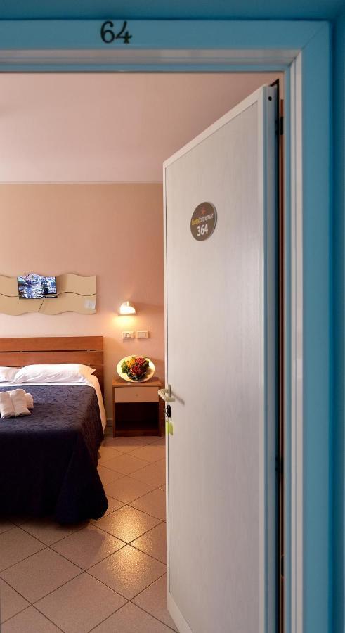 Hotel Oltremar B&B Cattolica Bagian luar foto