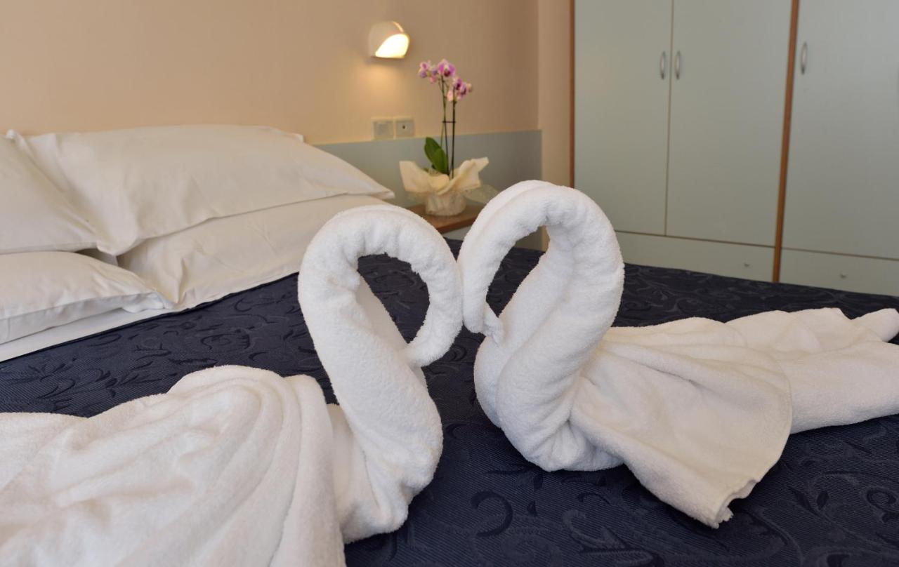 Hotel Oltremar B&B Cattolica Bagian luar foto