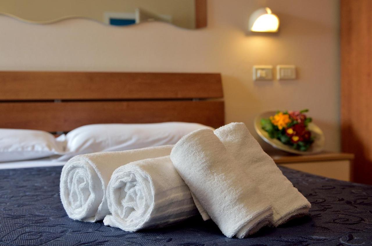 Hotel Oltremar B&B Cattolica Bagian luar foto