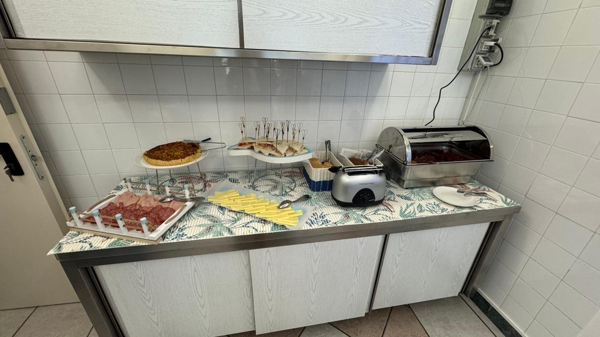 Hotel Oltremar B&B Cattolica Bagian luar foto