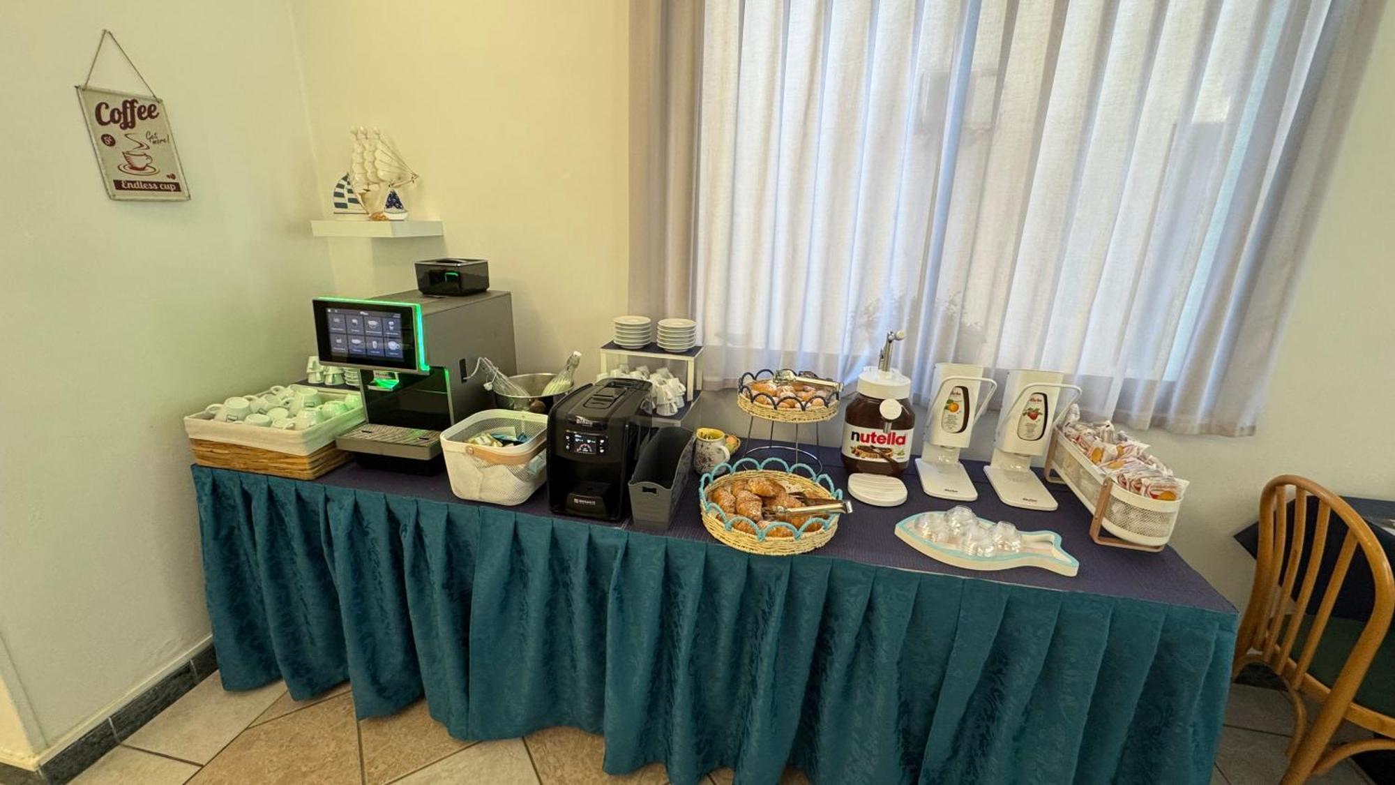 Hotel Oltremar B&B Cattolica Bagian luar foto